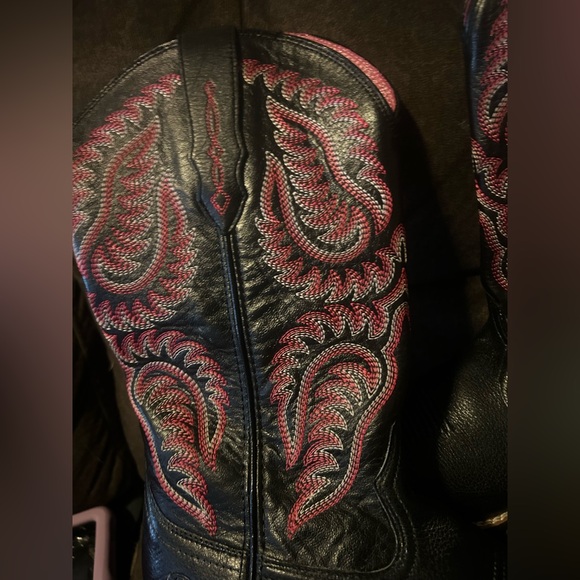 ARIAT boots - Picture 3 of 9